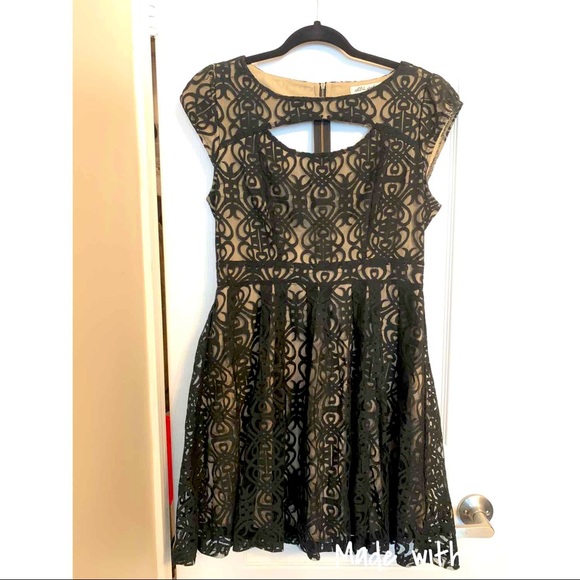 Dresses & Skirts - ‼️3/$30‼️ Tan and black dress